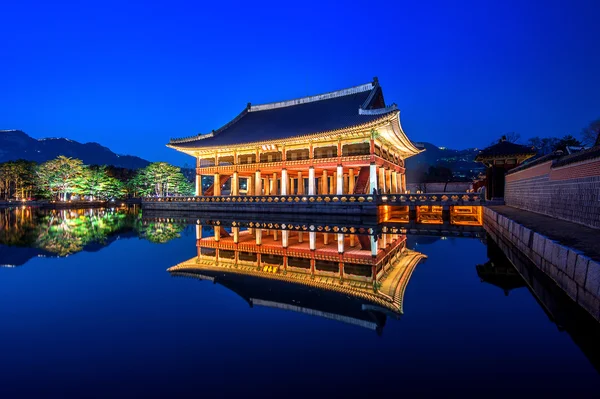 Gyeongbokgung Palace por la noche en Seúl, Corea . — Foto de Stock