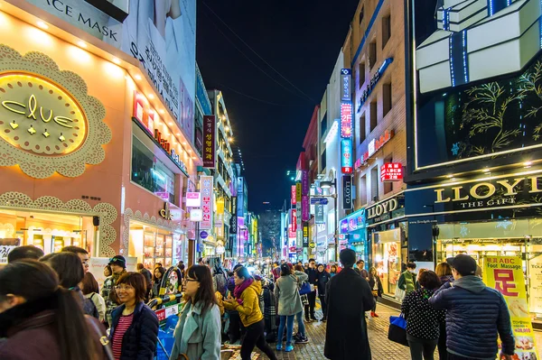 Myeong-Dong Market es una gran calle comercial en Seúl . — Foto de Stock