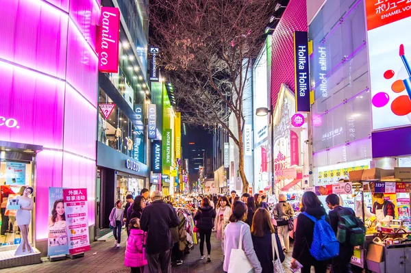 Myeong-Dong marknaden är stor shoppinggata i Seoul. — Stockfoto