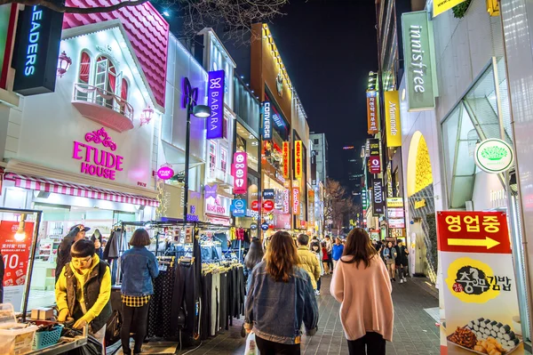 Myeong-Dong Market es una gran calle comercial en Seúl . — Foto de Stock