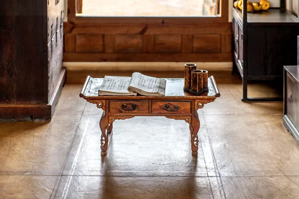 Stary Chińczyk książka na drewnianym stole. Zdjęcia Stockowe bez tantiem