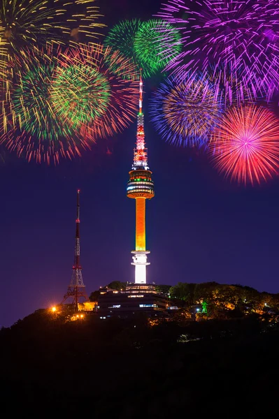 Seoul tower und feuerwerk festival in Korea. — Stockfoto