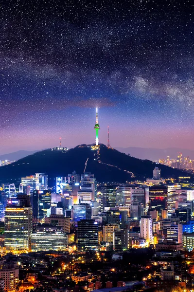 Vy över centrala stadsbilden och Seoul tower med Vintergatan i Seoul, South Korea. — Stockfoto