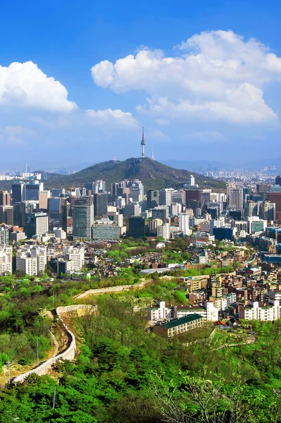 城市景观和首尔塔在韩国首尔的视图. — 图库照片