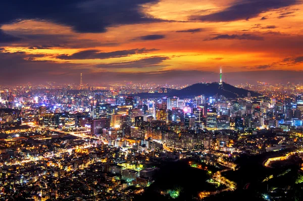 Вид на центр города и башню Seoul в Seoul, Южная Корея — стоковое фото