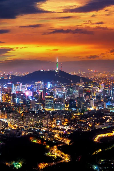 Vista do centro da cidade e da torre de Seul em Seul, Coreia do Sul — Fotografia de Stock