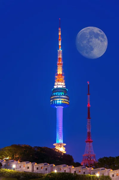 보름달에 중앙 서울 남산에 위치한 N 서울 타워. — 스톡 사진