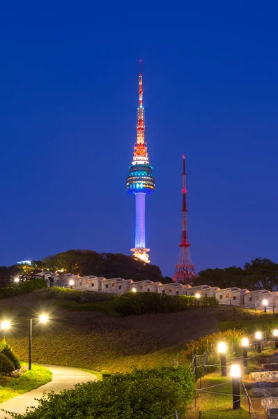 Северная Сеульская башня расположена на горе Намсан в центре Сеула, Южная Корея . — стоковое фото
