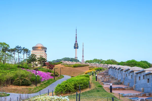 N Seul Kulesi bulunan Namsan dağ içinde merkezi Seoul, Güney Kore. — Stok fotoğraf