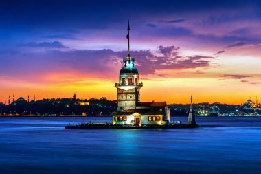 İstanbul, Türkiye 'de gece vakti Bakire Kulesi.