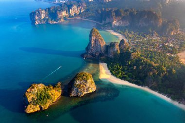 Tayland, Yengeç 'teki Railay plajının havadan görüntüsü..