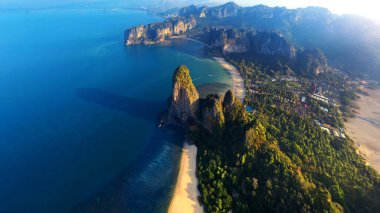 Tayland, Yengeç 'teki Railay plajının havadan görüntüsü..