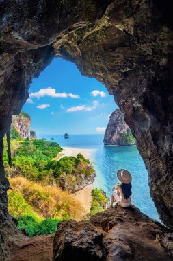 Railay, Krabi, Tayland 'daki mağarada oturan kadın..