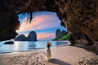 Railay sahilinde yürüyen bir kadın, Tayland 'da Krabi..