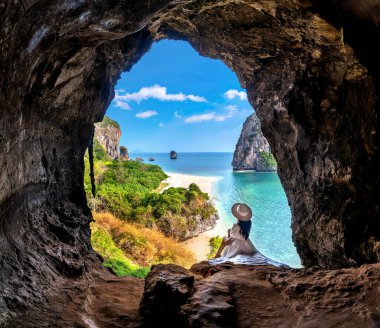 Railay, Krabi, Tayland 'daki mağarada oturan kadın..