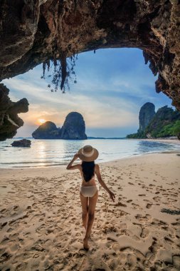 Railay, Krabi, Tayland 'da bikinili bir kadın..