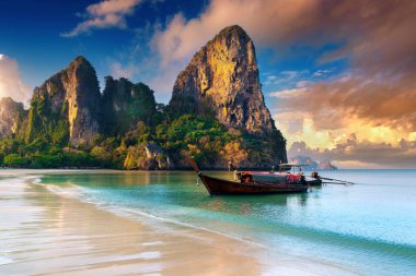Tayland, Krabi 'de gün doğumunda Railay plajı.