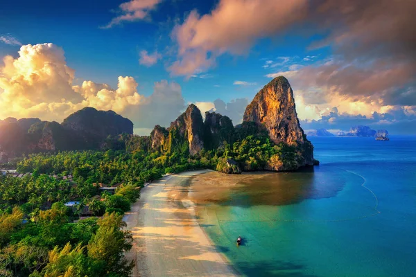 Tayland, Yengeç 'teki Railay plajının havadan görüntüsü..