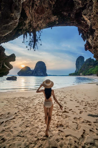 Mulher Biquíni Railay Krabi Tailândia — Fotografia de Stock