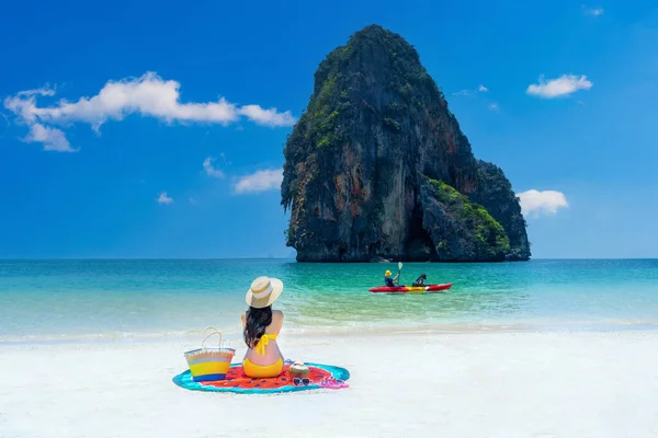 Žena Bikinách Relaxing Railay Krabi Thajsko — Stock fotografie