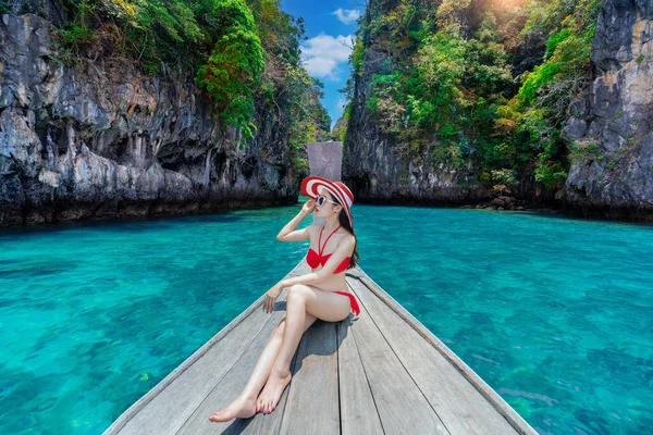 Όμορφο Κορίτσι Κόκκινο Μπικίνι Στο Σκάφος Στο Νησί Χόνγκ Ταϊλάνδη — Φωτογραφία Αρχείου