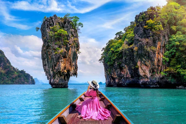 Menina Bonita Sentada Barco Olhando Para Ilha James Bond Phang — Fotografia de Stock