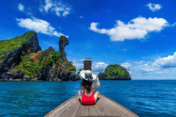 Hermosa Chica Bikini Rojo Barco Isla Koh Kai Tailandia — Foto de Stock