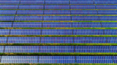 Güneş panellerinin (güneş pili) güneş çiftliğindeki hava görüntüsü.