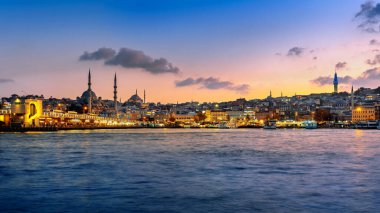 Türkiye 'de alacakaranlıkta İstanbul kenti panoramisi.