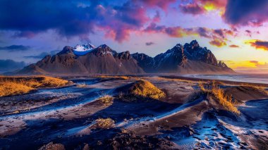 Gün doğumunda panoramik manzara. Stoksnes, İzlanda 'daki Vestrahorn Dağları.