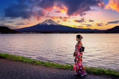 Fuji Dağı'nda Japon geleneksel kimono giyen Asyalı kadın. Japonya'da Kawaguchiko göl günbatımı.