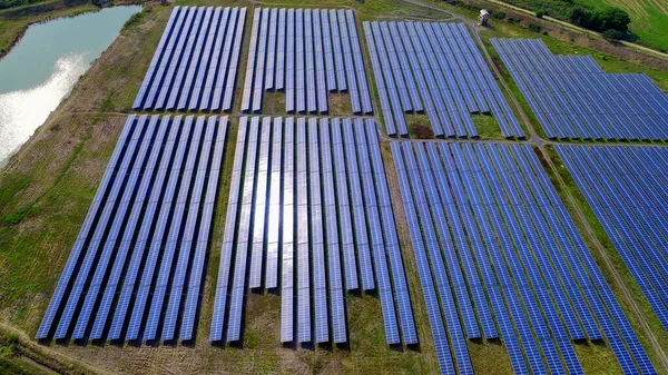Güneş Panellerinin Güneş Pili Güneş Çiftliğindeki Hava Görüntüsü — Stok fotoğraf