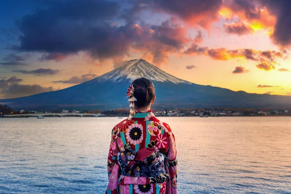 아시아 여자는 산에서 기모노를 일본의 가와구치 호수에서 — 스톡 사진