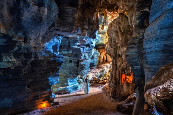 Vacker Flicka Vit Klänning Promenader Blå Grotta Thailand — Stockfoto