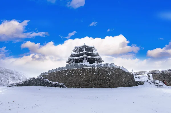 Les montagnes Deogyusan sont couvertes de neige et de brouillard matinal en hiver — Photo