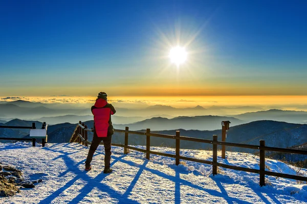 Horolezec stojí na vrcholu v zimě, Deogyusan národní park — Stock fotografie
