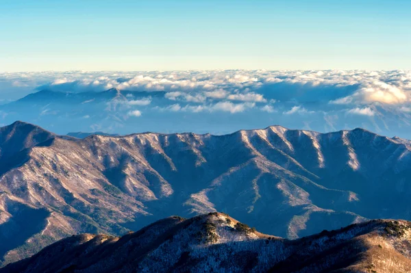 Las montañas de Seoraksan están cubiertas de niebla matutina y amanecer. — Foto de Stock
