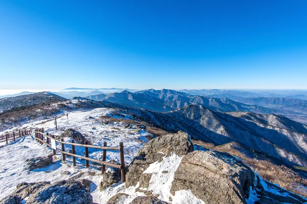 Kış aylarında sabah sis ile Deogyusan en yüksek Dağları — Stok fotoğraf