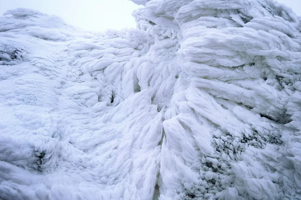 Wiatrem malowane wzorku tekstury śniegu na kamień tło, zima — Zdjęcie stockowe