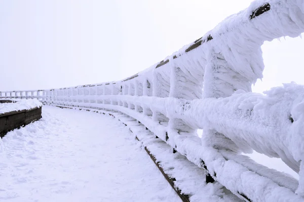 Kerítés a téli hó borítja. — Stock Fotó