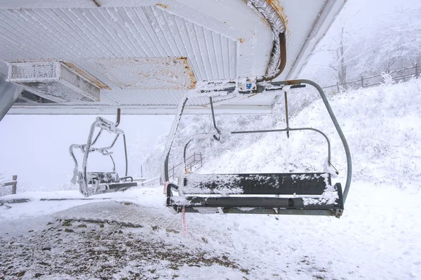 Telesilla de esquí está cubierto de nieve en invierno — Foto de Stock