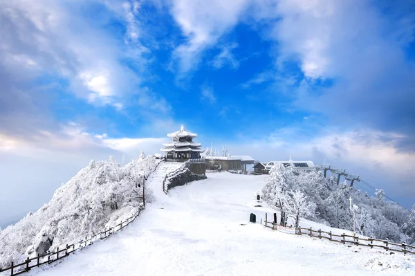 Deogyusan гір покриті сніг і ранковий туман взимку — стокове фото