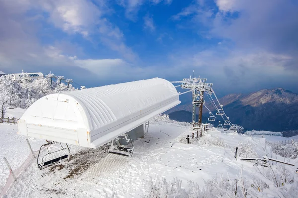 Wyciąg narciarski jest objętych śniegu w zimie — Zdjęcie stockowe