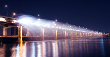 Gökkuşağı çeşme Haritayı Banpo köprüsünde Seoul, Güney Kore.