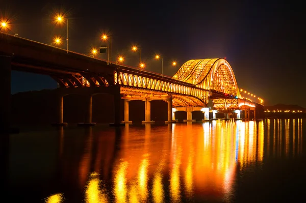 Puente Banghwa por la noche en Seúl, Corea — Foto de Stock