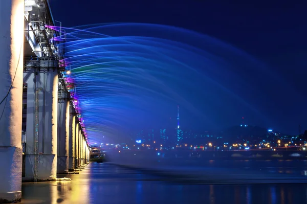 Espectáculo de la fuente del arco iris en el Puente Banpo en Seúl, Corea del Sur . — Foto de Stock