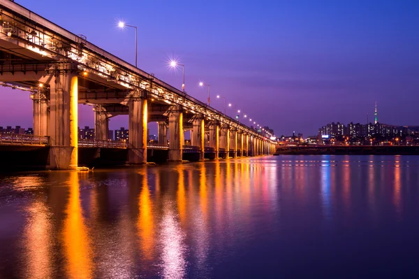 Szivárvány szökőkút műsorral, a Dudae Bridge-Szöul, Dél-Korea. — Stock Fotó