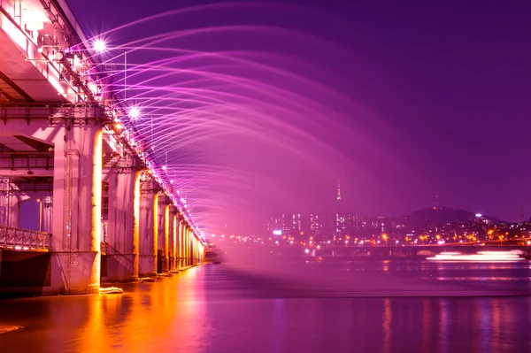 Espectáculo de la fuente del arco iris en Banpo Bridge en Seúl, Corea del Sur . — Foto de Stock