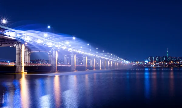 Espectáculo de la fuente del arco iris en Banpo Bridge en Seúl, Corea del Sur . — Foto de Stock