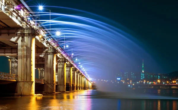 Espectáculo de la fuente del arco iris en Banpo Bridge en Seúl, Corea del Sur . — Foto de Stock